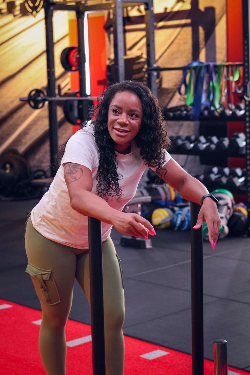 Kimprovement personal coach Kim in de gym, lachend naar de camera